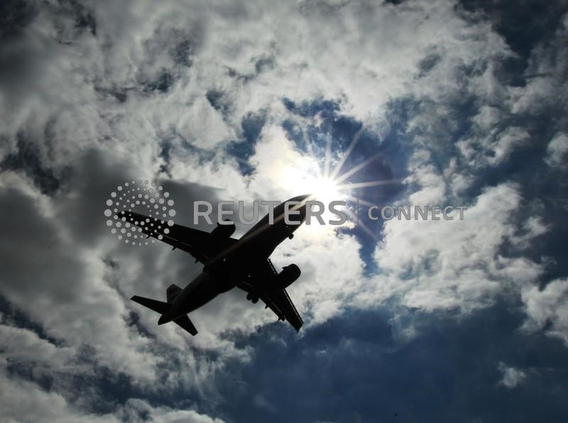 Un velivolo di British Airways si prepara all'atterraggio all'aeroporto di Heathrow