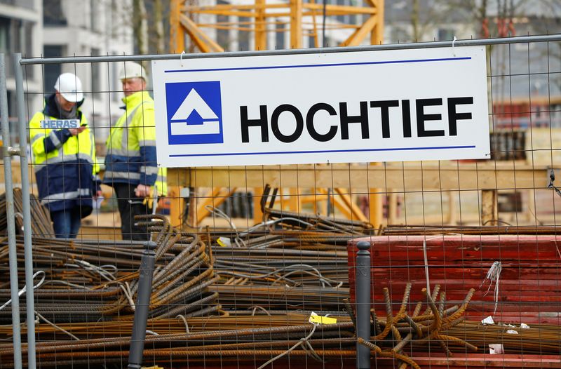 ARCHIV: Mitarbeiter des deutschen Bauunternehmens Hochtief neben dem Logo des Unternehmens auf einer Baustelle in Essen, Germany, 8. März 2016. REUTERS/Wolfgang Rattay