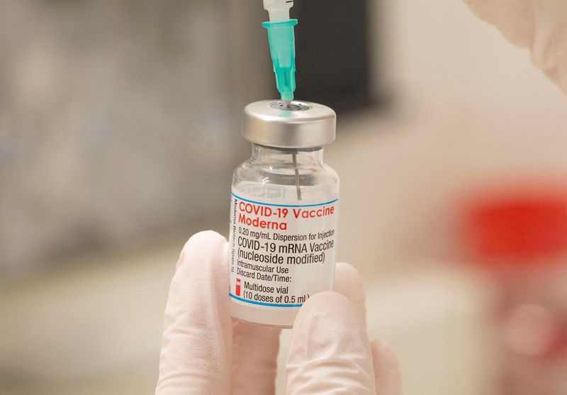 FOTO DE ARCHIVO: Un vial de la vacuna de COVID-19 y una jeringa en Zúrich