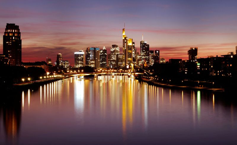ARCHIV: Die Frankfurter Skyline mit dem Bankenviertel im Hintergrund in Frankfurt, Deutschland, 22. September 2021. REUTERS/Kai Pfaffenbach