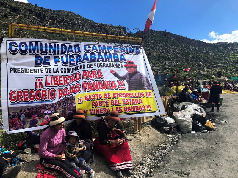 FOTO DE ARCHIVO: Manifestantes bloquean una carretera de acceso a una mina de cobre durante una protesta en Fuerabamba, Apurimac, Perú.