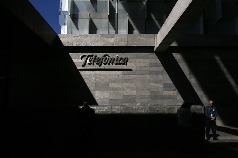 ARCHIV: Sicherheitsbeamte am Hauptsitz der spanischen Telefonica außerhalb von Madrid, Spanien, 25. Februar 2015.  REUTERS/Juan Medina