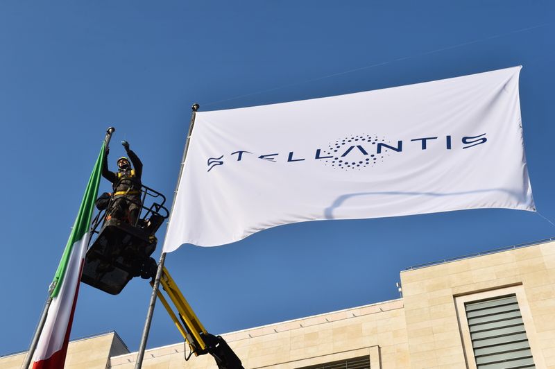 Il logo Stellantis presso lo stabilimento Mirafiori a Torino