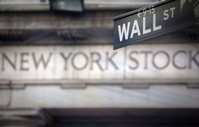 Il cartello stradale di Wall Street davanti la sede della Borsa di New York