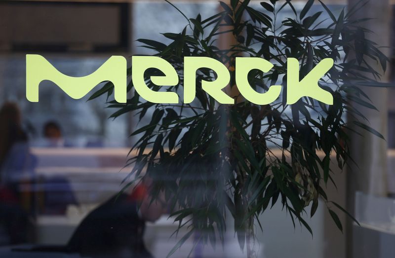 ARCHIV: Ein Logo des Arzneimittel- und Chemiekonzerns Merck KGaA in Darmstadt, Deutschland, 28. Januar 2016. REUTERS/Ralph Orlowski