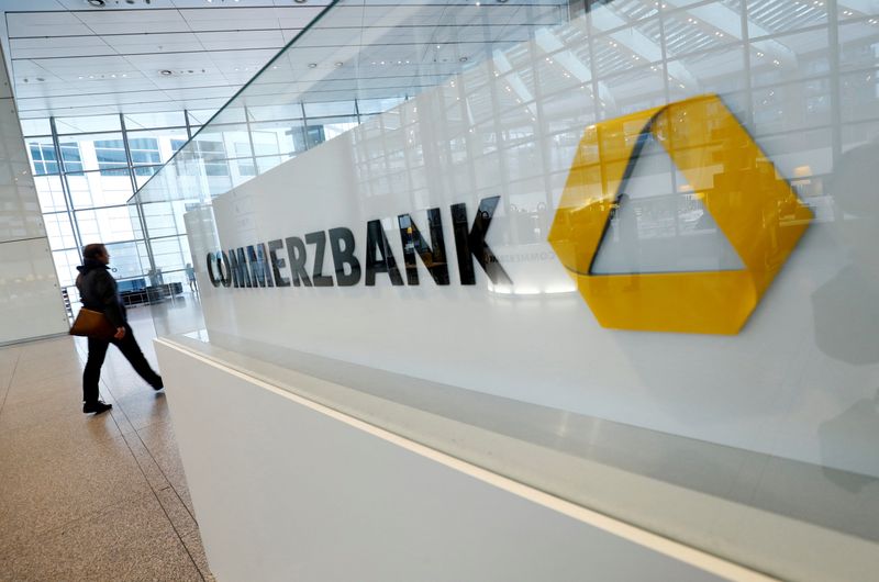 ARCHIV: Ein Firmenlogo in der Zentrale der deutschen Commerzbank AG in Frankfurt, Deutschland, 13. Februar 2020. REUTERS/Ralph Orlowski