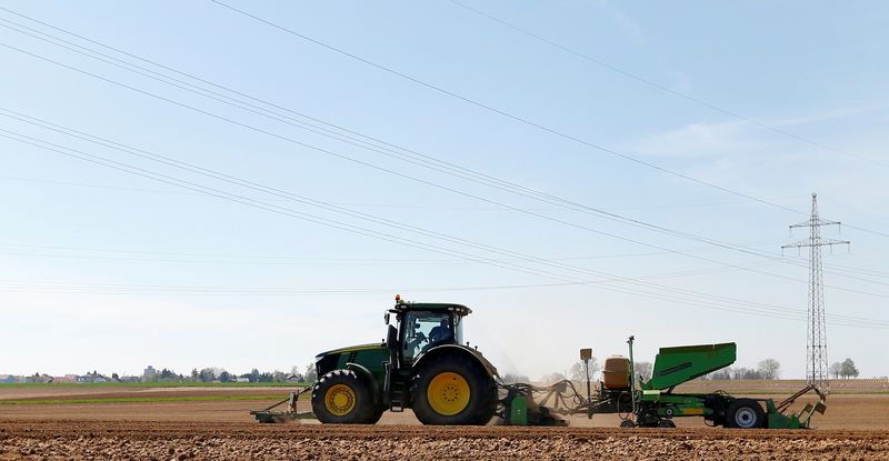 ARCHIV: Ein Traktor pflanzt Kartoffeln auf einem Feld in Irlbach bei Deggendorf, Deutschland, 21. April 2016.  REUTERS/Michaela Rehle