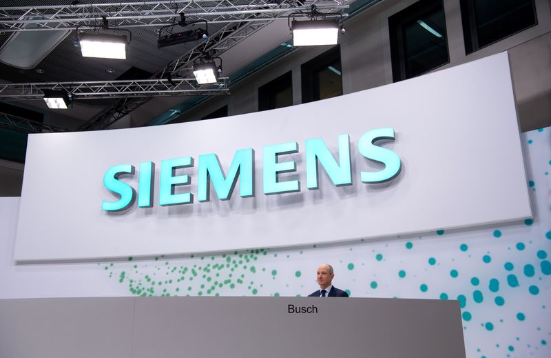 FOTO DE ARCHIVO: El logotipo de Siemens en Múnich