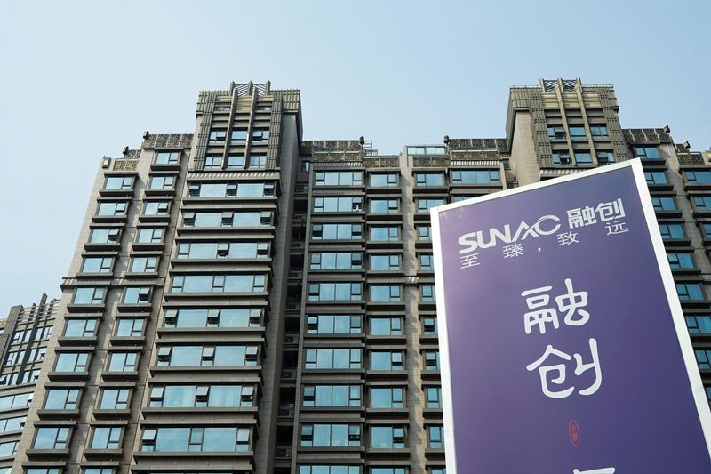 Un anuncio de la promotora inmobiliaria Sunac China Holdings en un complejo residencial en Shanghái