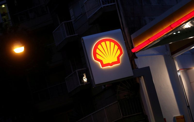 Il logo Shell presso una stazione di servizio a Buenos Aires