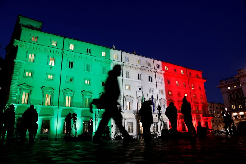 Palazzo Chigi a Roma, illuminata con il tricolore italiano