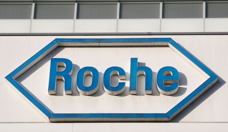 ARCHIV: Logo des Schweizer Arzneimittelherstellers Roche am Hauptsitz in Basel, Schweiz, 30. Januar 2020.