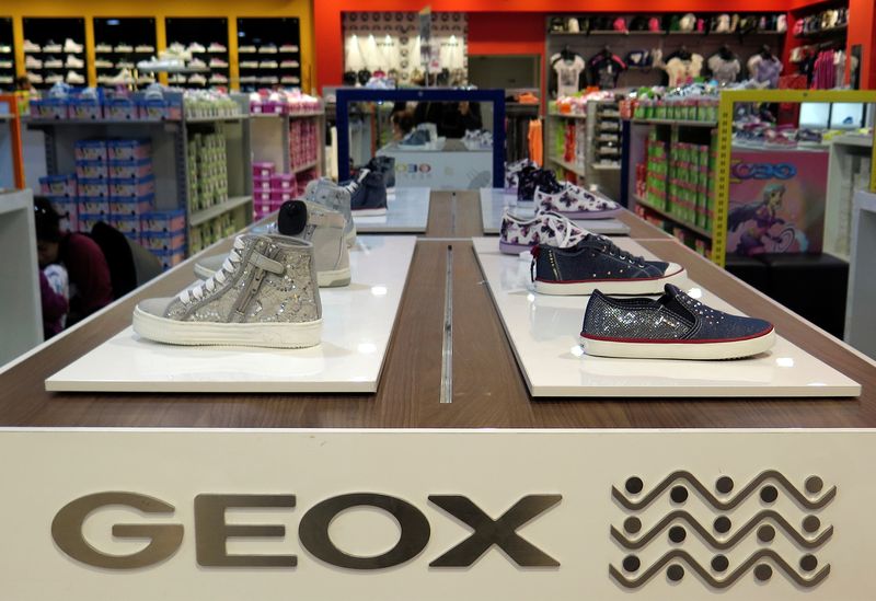 Il logo Geox in un negozio a Roma