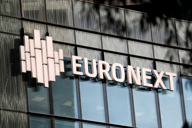 El logotipo del operador bursátil Euronext en su sede en el distrito financiero y de negocios de La Défense en Courbevoie, cerca de París