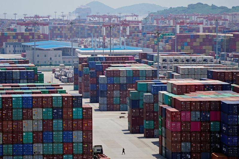 ARCHIV: Container im Yangshan Deep Water Port in Shanghai, China, 6. August 2019. REUTERS/Aly Song