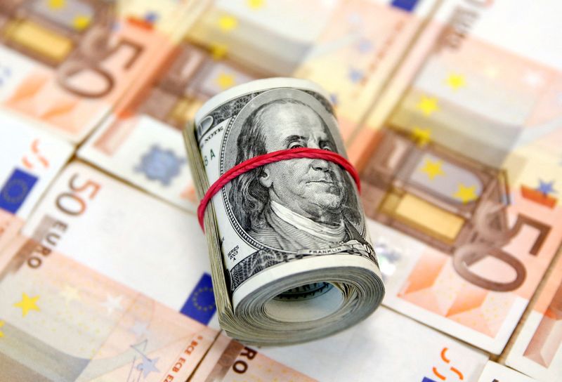 Billetes de euro y de dólar estadounidense
