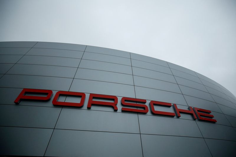 ARCHIV: Ein Porsche-Logo in Stuttgart-Zuffenhausen, Deutschland, 26. Januar 2018. REUTERS/Ralph Orlowski