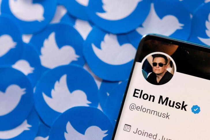 El perfil de Twitter de Elon Musk en un smartphone sobre logotipos impresos de Twitter