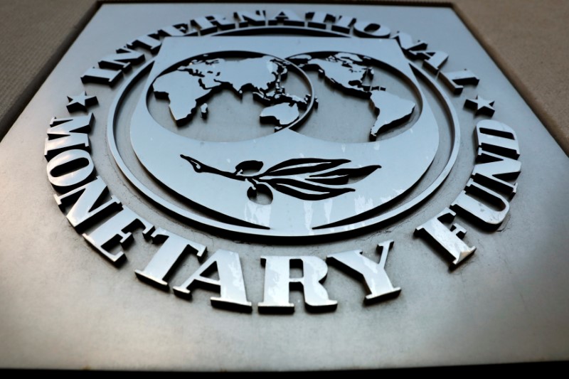 El logo del FMI (IMF por su sigla en inglés) es visto fuera de su edificio sede en Washington