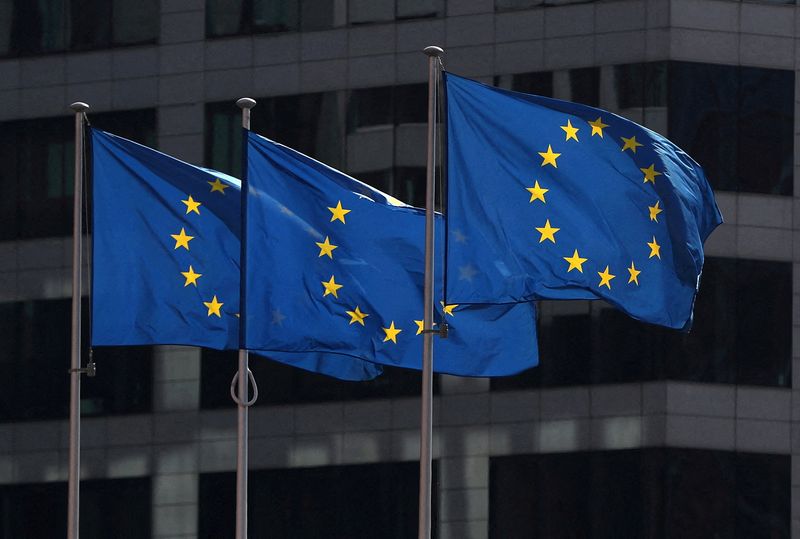 Le bandiere dell'Unione europea davanti la sede della Commissione europea a Bruxelles