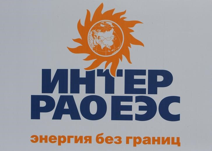 Imagen de archivo del logo de la compañía energética rusa Inter RAO UES en un letrero en el Foro Económico Internacional de San Petersburgo 2017 