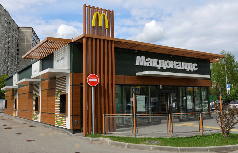 Il logo McDonald's presso una filiale a Mosca