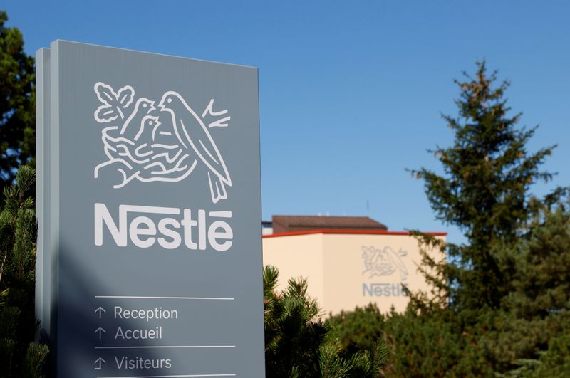 El logotipo en el centro de investigación de Nestlé en Vers-chez-les-Blanc en Lausana