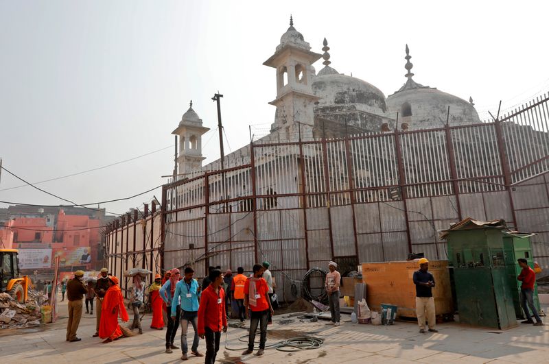 India’s highest court lifts ban on large gatherings of prayers in mosques