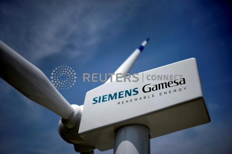 Il logo Siemens Gamesa di fronte ad una pala eolica a Zamudio, in Spagna