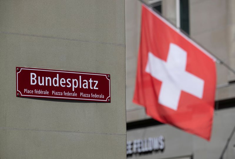 ARCHIV: Die Schweizer Nationalflagge flattert hinter einem Schild auf dem Bundesplatz in Bern, Schweiz
