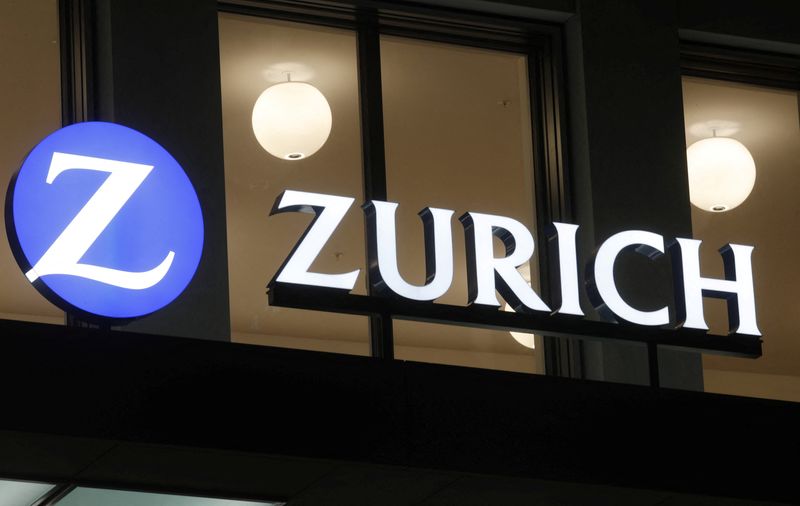 ARCHIV: Das Logo der Zurich Insurance an ihrem Hauptsitz in Zürich, Schweiz, 13. Januar 2022. REUTERS/Arnd Wiegmann