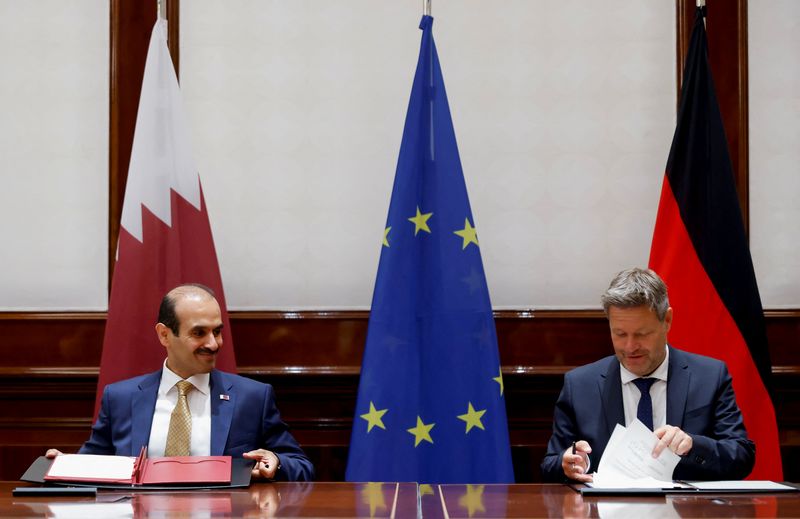 Der deutsche Wirtschafts- und Klimaminister Robert Habeck und der katarische Energieminister Saad Sherida al-Kaabi treffen sich am 20. Mai 2022 in Berlin zur Unterzeichnung eines Abkommens über die Energiepartnerschaft zwischen den beiden Ländern. RE