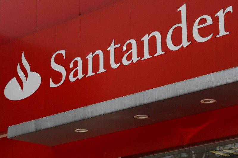 El logo del banco Santander en una sucursal en Ciudad de México