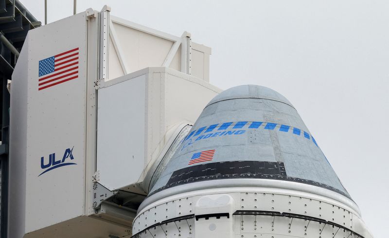 La capsula Starliner di Boeing si avvicina alla stazione spaziale durante un test senza equipaggio.