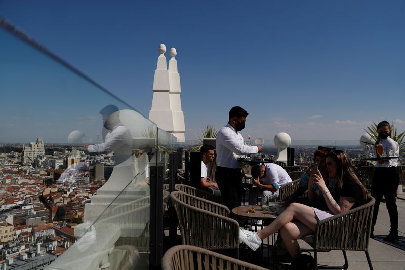 FOTO DE ARCHIVO: Dos camareros atienden a varios turistas en la terraza de un hotel en Madrid