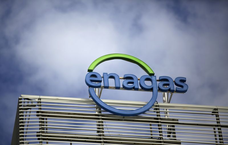 El logotipo de la empresa Enagas sobre su sede en Madrid