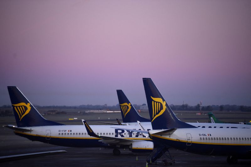 FOTO DE ARCHIVO: Aviones de Ryanair en Dublín