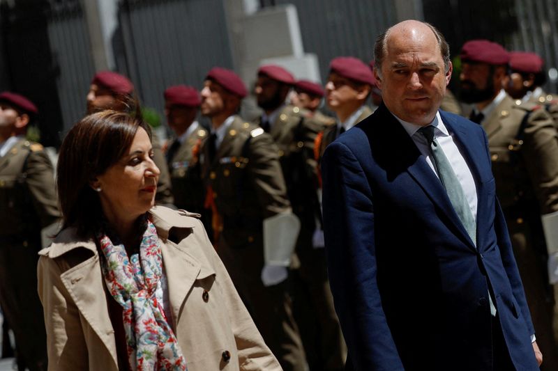 El secretario de Defensa británico, Ben Wallace, asiste a una ceremonia de bienvenida con la ministra de Defensa española, Margarita Robles, en la sede del Ministerio de Defensa en Madrid