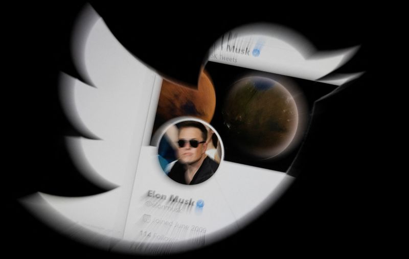 IMAGEN DE ARCHIVO. Una ilustración muestra la cuenta de Twitter de Elon Musk y el logo de Twitter