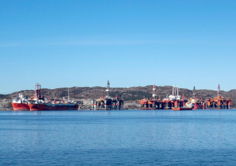 FOTO DE ARCHIVO: Varias plataformas de perforación de petróleo y buques en Skipavika