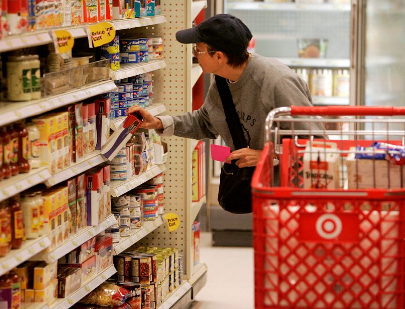 FOTO DE ARCHIVO: Una compradora mira artículos de alimentación en una tienda Target en Los Ángeles