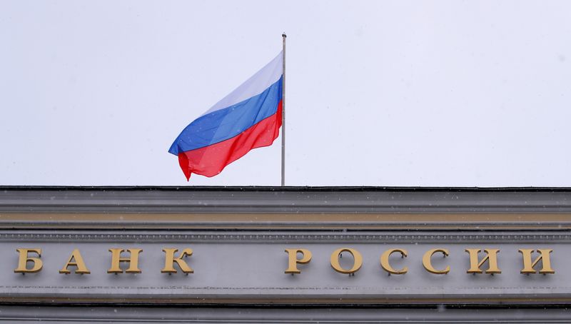Una bandiera russa presso la banca centrale russa a Mosca
