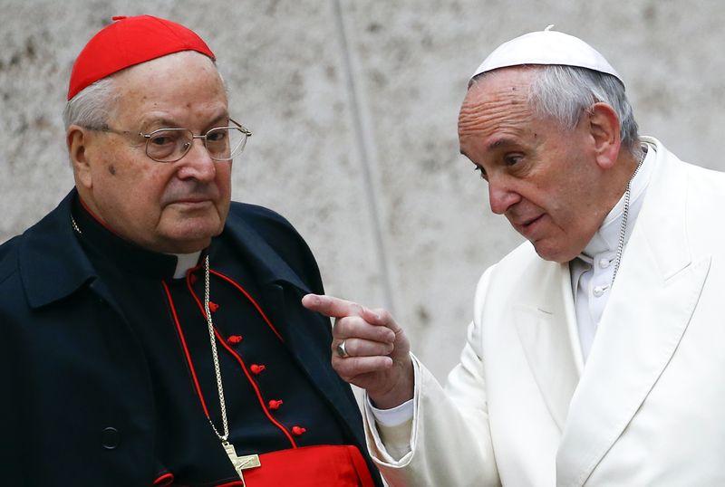 Foto de archivo del Papa Francisco con el Cardenal Angelo Sodano en el Vaticano 