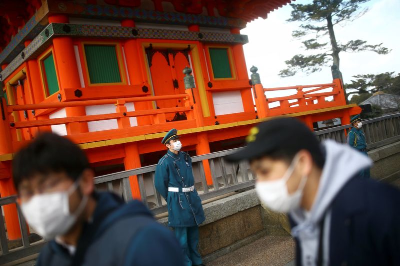 FOTO DE ARCHIVO. Un guardia de seguridad, con una mascarilla protectora tras un brote de la enfermedad del coronavirus (COVID-19), vigila en el templo budista de Kiyomizu-dera en Kioto, Japón