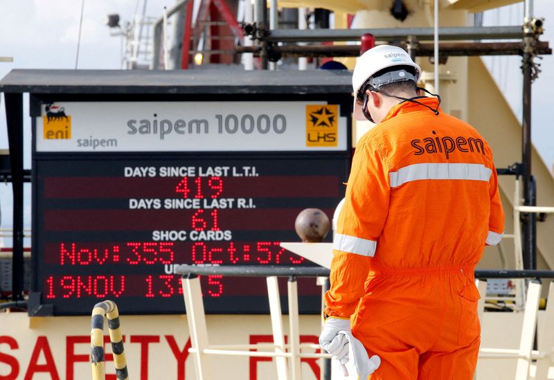 Un operaio nei pressi della nave Saipem 10000 nel porto di Genova