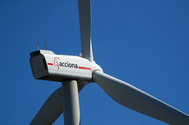 FOTO DE ARCHIVO. Un aerogenerador en un parque eólico de Acciona Energía en Puebla de Almenara, Castilla-La Mancha, España