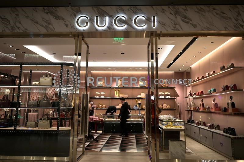 Un negozio Gucci in un centro commerciale a Pechino