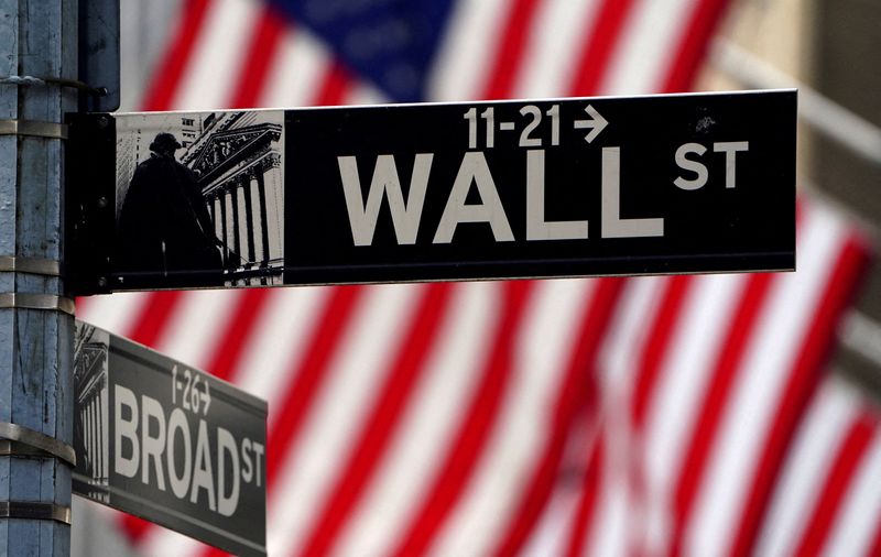 ARCHIV: Ein Wall-Street-Schild vor der Börse in New York, USA, 16. April 2021. REUTERS/Carlo Allegri