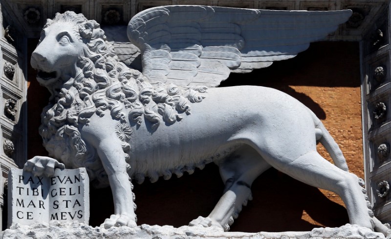 Il leone alato, simbolo di Assicurazioni Generali, sulla facciata della sede dell'azienda a Piazza Venezia
