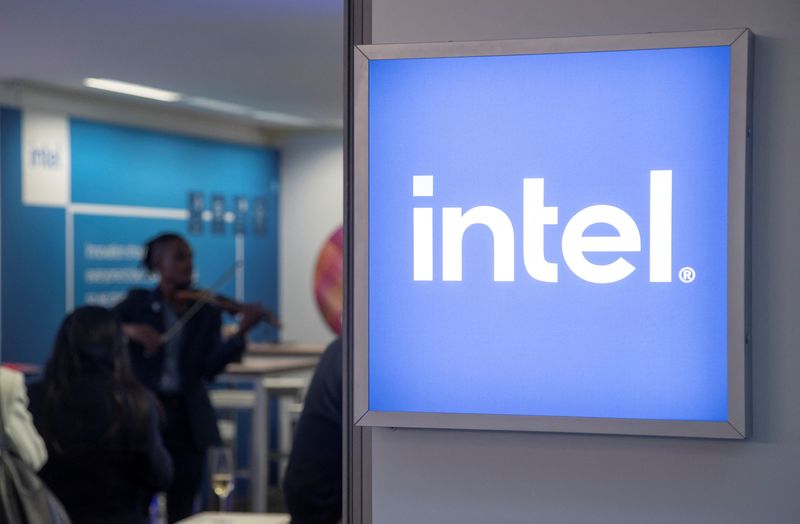 ARCHIV: Das Logo der Intel Corporation in einem temporären Büro während des Weltwirtschaftsforums 2022 (WEF), Davos, Schweiz